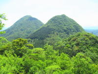 鬼落山（左）と石井山の写真です。