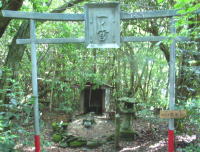 一ノ宮岳山頂の祠と鳥居です。