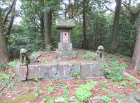 男岳山頂祠の写真です。