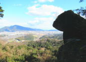 足立山と笠岩の写真です。